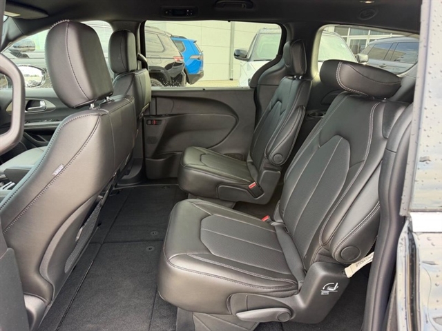 2027 Chrysler Pacifica Select:27-004