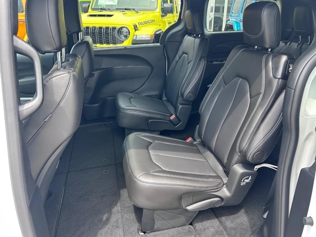 2025 Chrysler Voyager LX