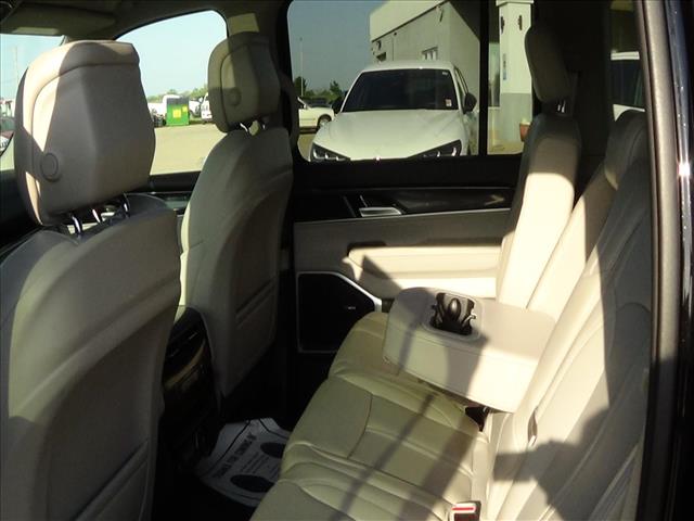2025 Jeep Wagoneer Base:C6978