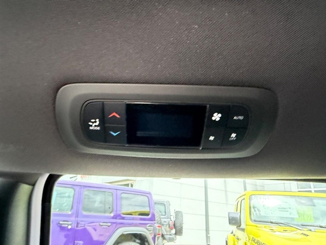 2027 Chrysler Pacifica Select:27-003