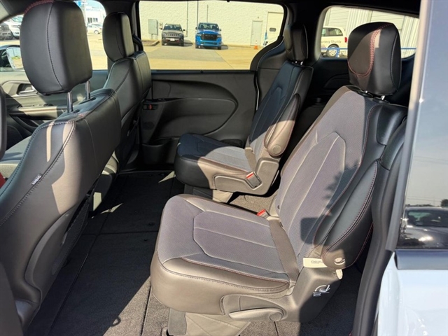 2027 Chrysler Pacifica Select:27-006