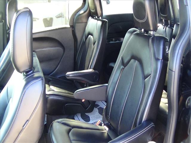 2025 Chrysler Pacifica Select:C6947