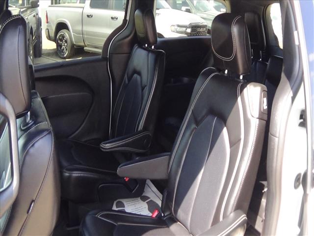 2025 Chrysler Pacifica Select:C6858