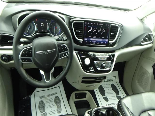2024 Chrysler Pacifica Touring L:C7068