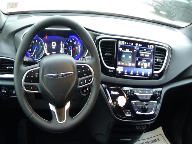 2025 Chrysler Pacifica Select:C6856