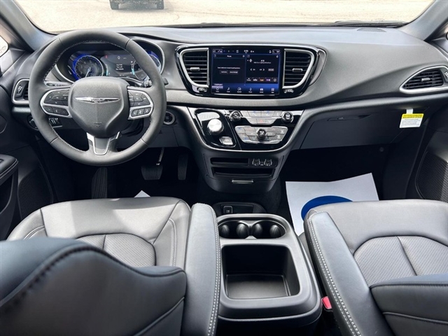 2025 Chrysler Voyager LX