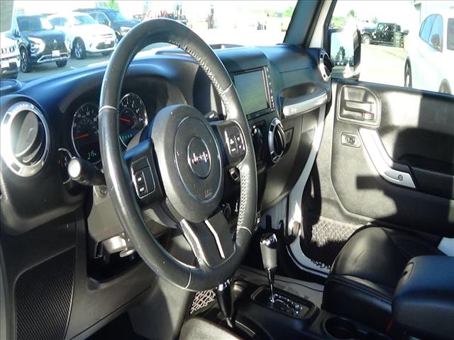 2017 Jeep Wrangler Unlimited Sahara:C6338A