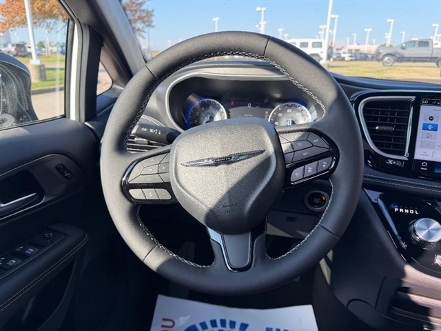 2026 Chrysler Pacifica Select:26-020