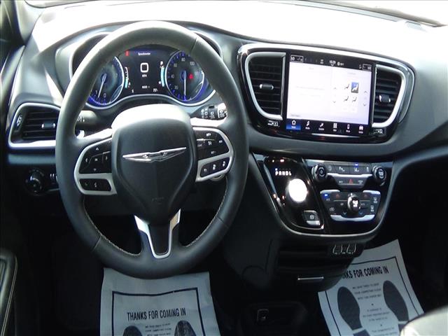 2025 Chrysler Pacifica Select:C6858