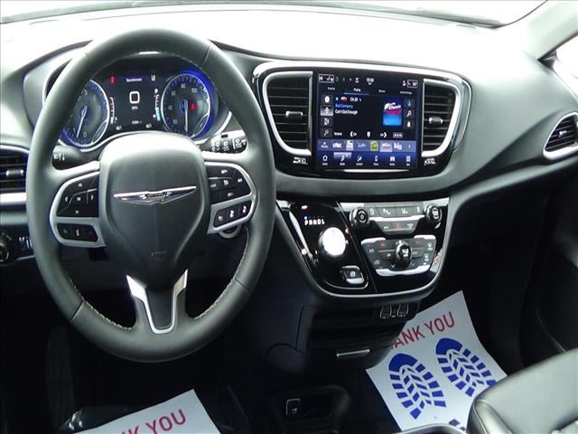 2025 Chrysler Pacifica Select:C6855