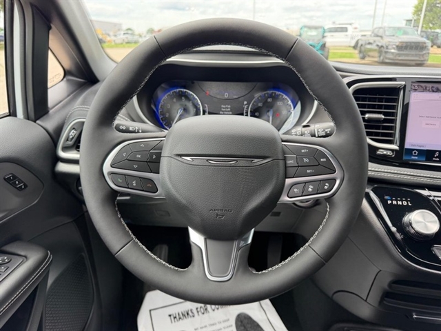 2027 Chrysler Pacifica Select:27-003