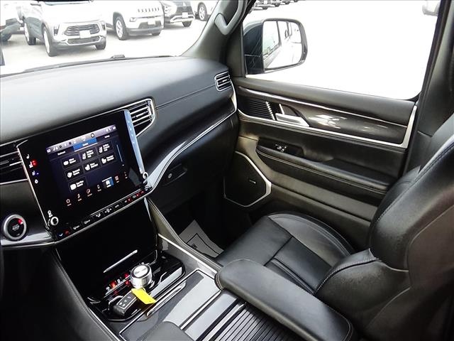 2024 Jeep Wagoneer L Base:C7016