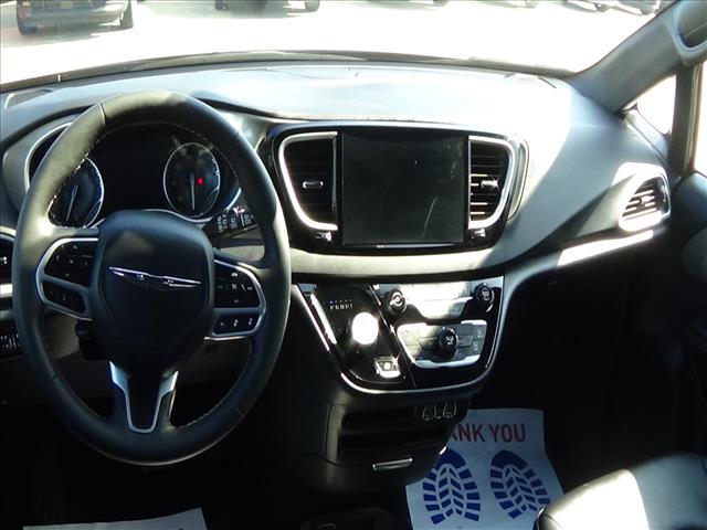 2025 Chrysler Pacifica Select:C6947