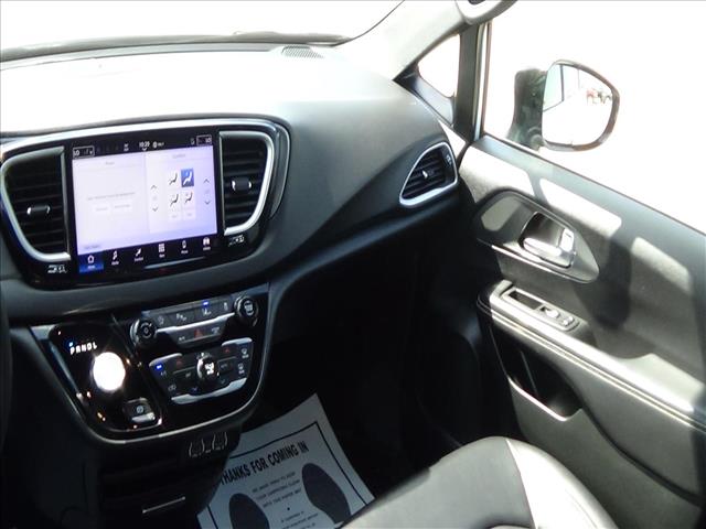 2025 Chrysler Pacifica Select:C6858