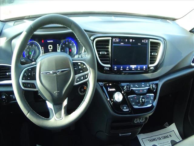 2025 Chrysler Pacifica Select:C6890
