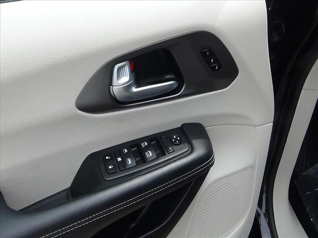 2024 Chrysler Pacifica Touring L:C7068