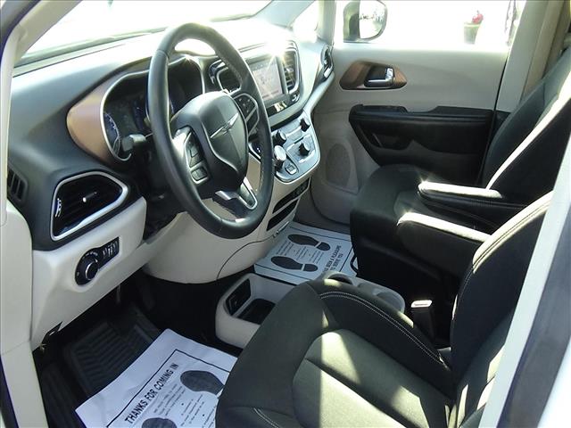 2023 Chrysler Voyager LX:C7138