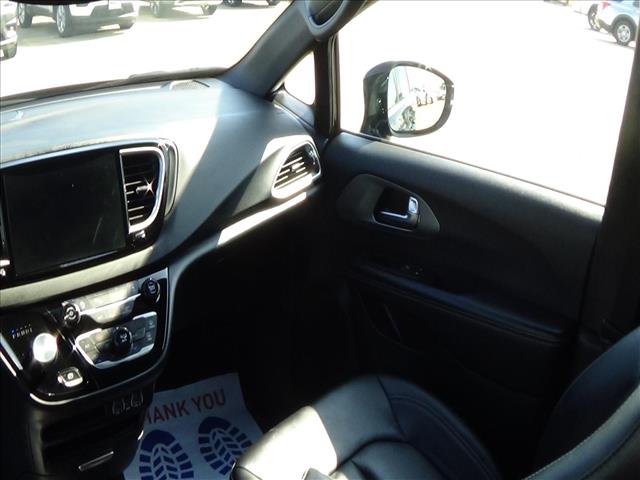 2025 Chrysler Pacifica Select:C6947