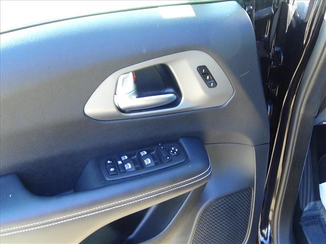 2025 Chrysler Pacifica Select:C6889