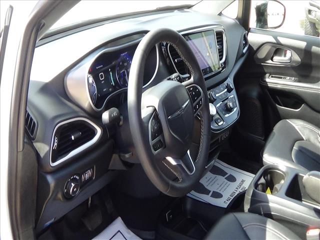 2025 Chrysler Pacifica Select:C6858