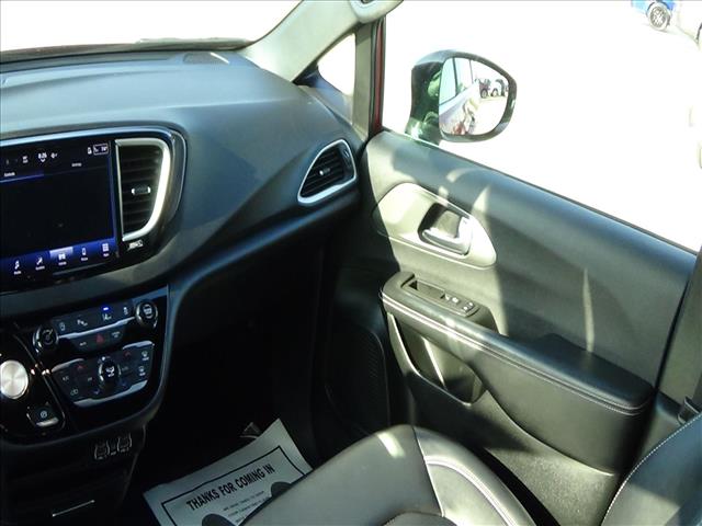 2025 Chrysler Pacifica Select:C6949