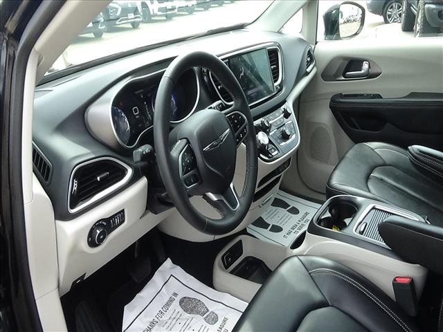 2024 Chrysler Pacifica Touring L:C7068