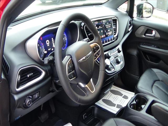 2025 Chrysler Pacifica Select:C6856