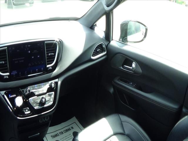2025 Chrysler Pacifica Select:C6924