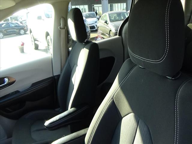 2023 Chrysler Voyager LX:C7138