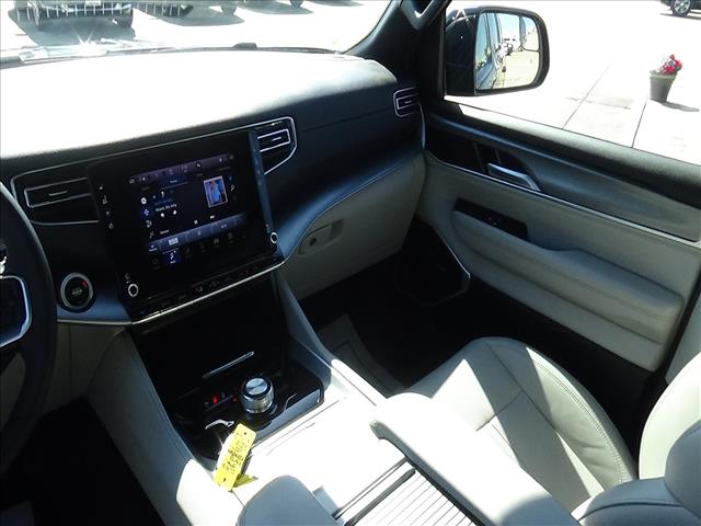 2025 Jeep Wagoneer L Base:C7123