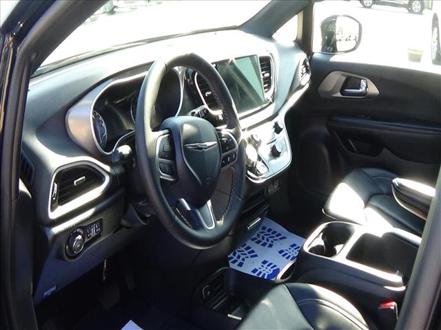 2025 Chrysler Pacifica Select:C6947