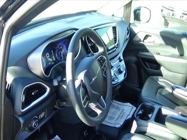 2025 Chrysler Pacifica Select:C6859