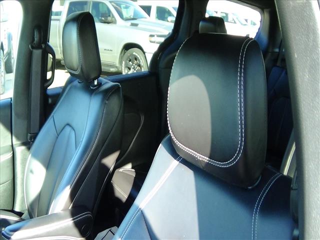2025 Chrysler Pacifica Select:C6889