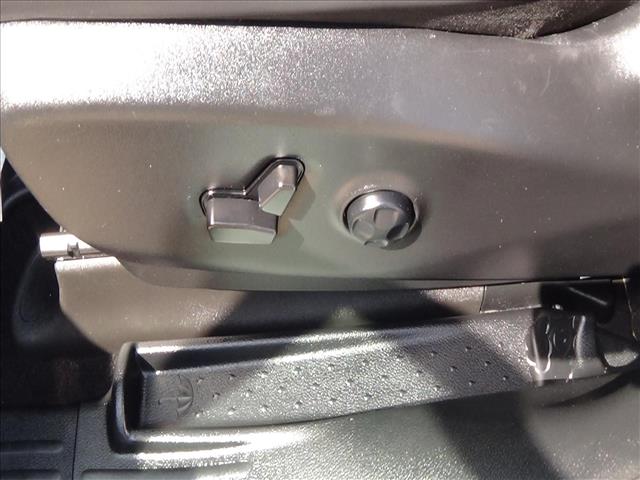 2025 Chrysler Pacifica Select:C6858