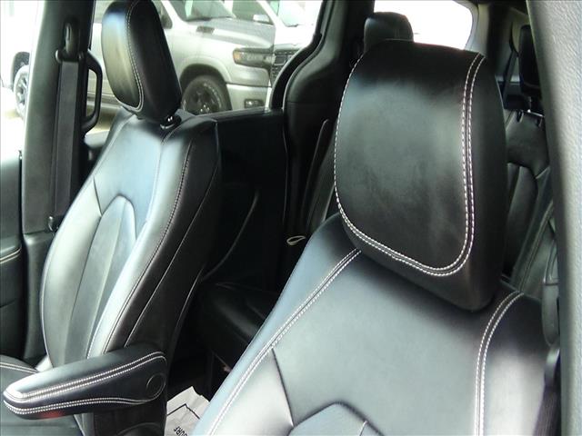 2025 Chrysler Pacifica Select:C6855