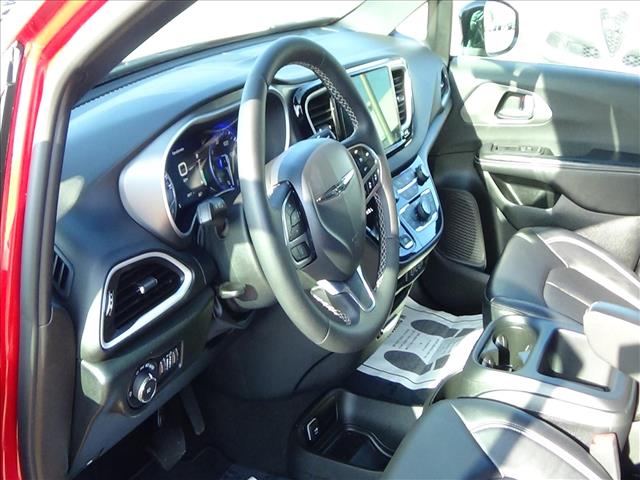 2025 Chrysler Pacifica Select:C6890