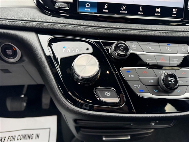 2027 Chrysler Pacifica Select:27-004
