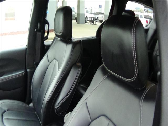 2025 Chrysler Pacifica Select:C6856