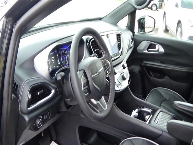 2026 Chrysler Pacifica Limited:C6989