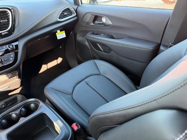 2026 Chrysler Pacifica Select:26-020