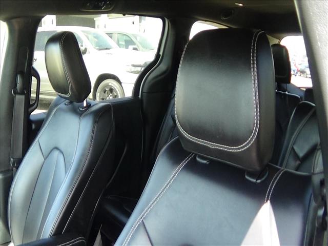 2025 Chrysler Pacifica Select:C6858