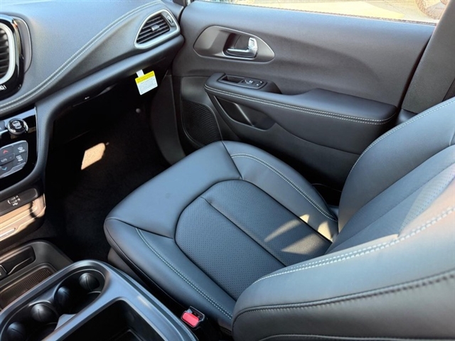 2026 Chrysler Pacifica Select:26-019