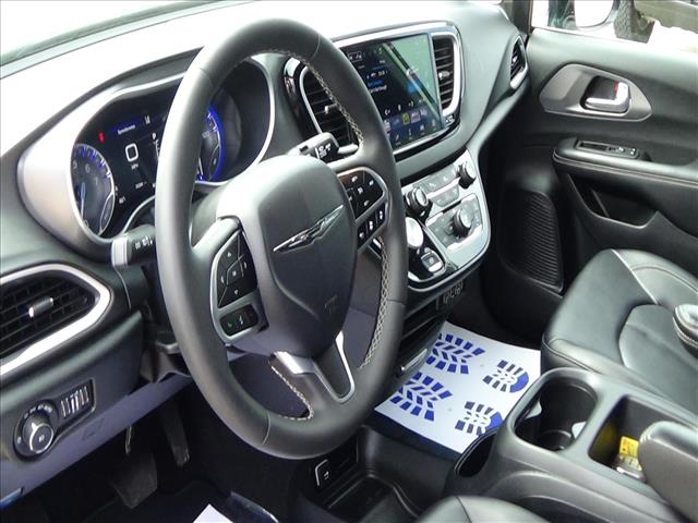 2025 Chrysler Pacifica Select:C6855