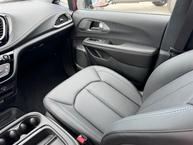 2027 Chrysler Pacifica Select:27-001