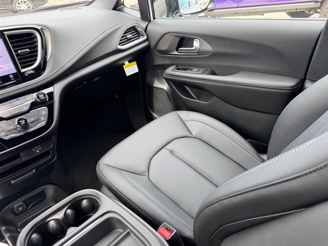 2027 Chrysler Pacifica Select:27-003