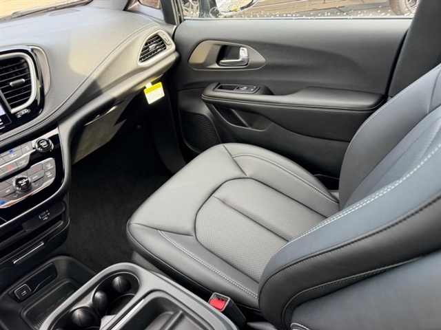 2027 Chrysler Pacifica Select:27-004