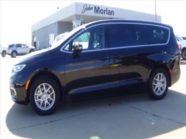 2025 Chrysler Pacifica Select  C6947