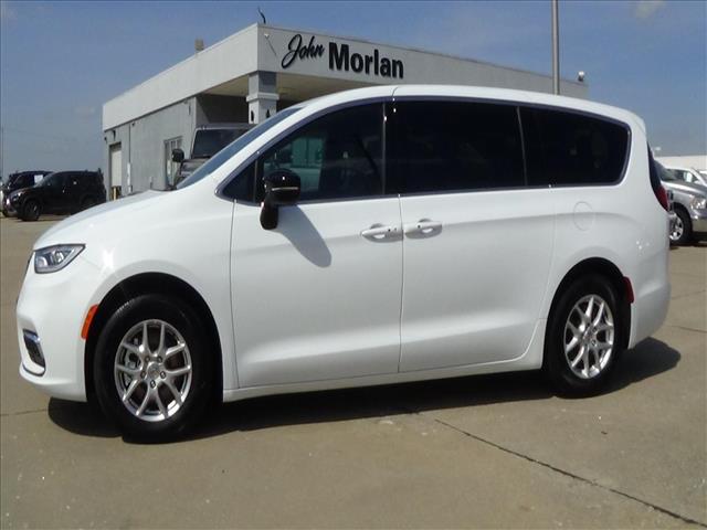 2025 Chrysler Pacifica Select  C6858