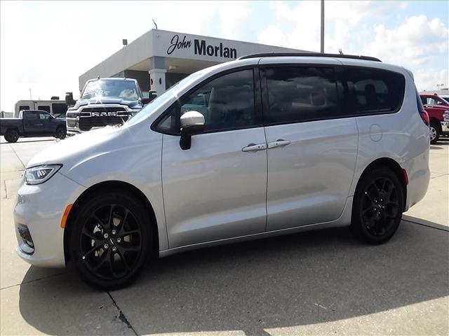 2023 Chrysler Pacifica Touring L  C6687A