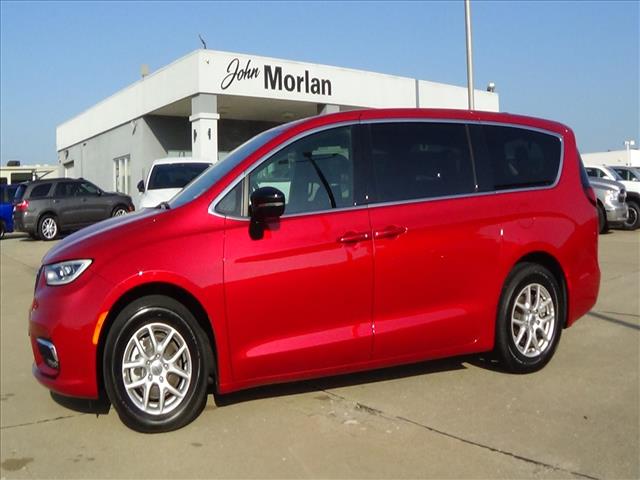 2025 Chrysler Pacifica Select  C6890